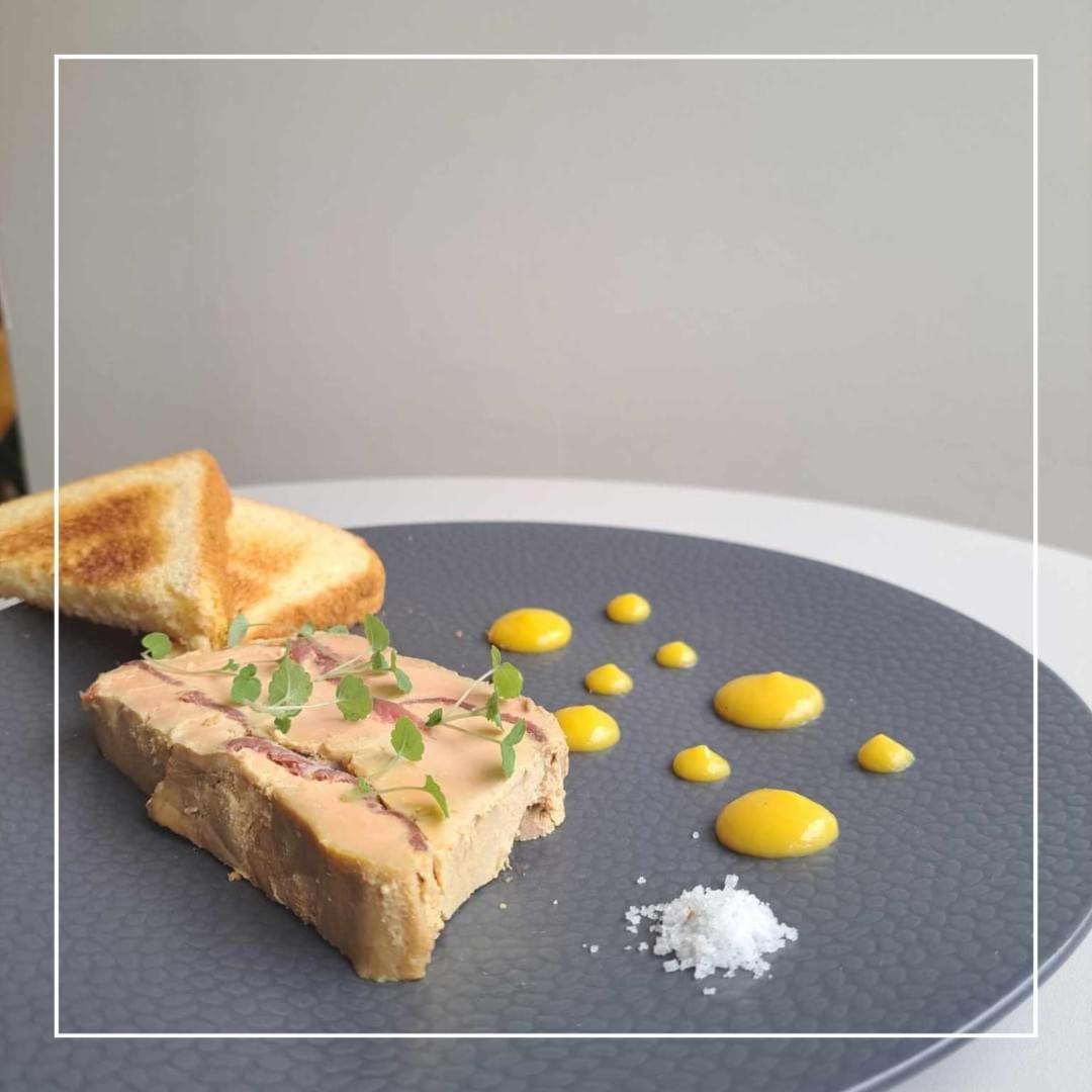 Le Regina Hotel Restaurant อาร์เดอโล-ปลาจ ภายนอก รูปภาพ