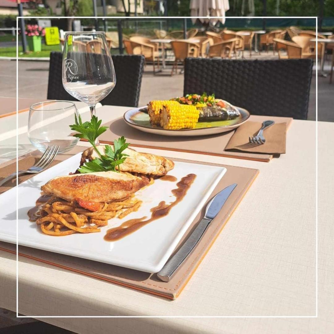 Le Regina Hotel Restaurant อาร์เดอโล-ปลาจ ภายนอก รูปภาพ